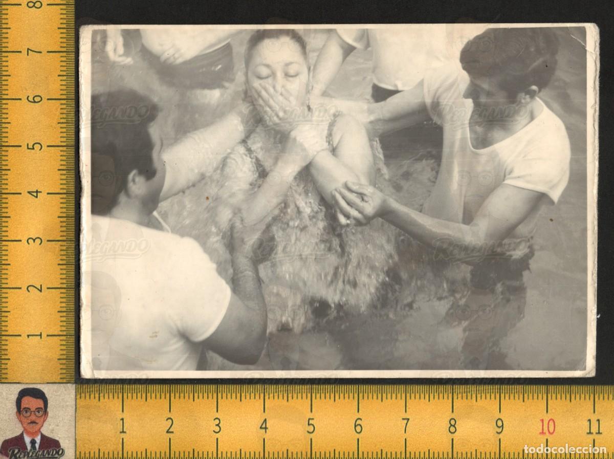 Fotograf&iacute;a antigua: BAUTISMO EVANG&Eacute;LICO POR INMERSI&Oacute;N - MUJER SUMERGIDA EN AGUA - FOTOGRAF&Iacute;A ANTIGUA ANDALUC&Iacute;A A&Ntilde;OS 60