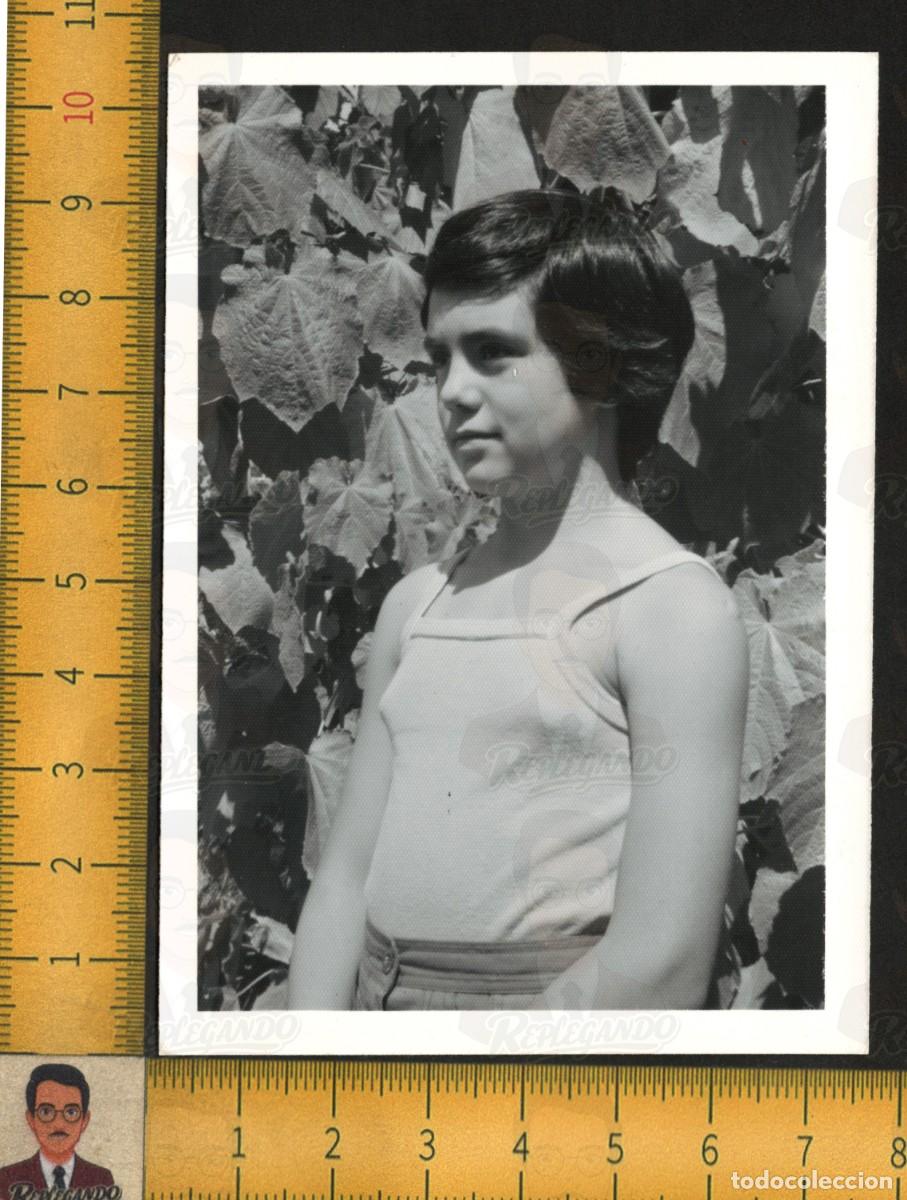 Fotograf&iacute;a antigua: RETRATO NI&Ntilde;A ENTRE PARRAS - CAMISETA TIRANTES PELO CORTO - INFANCIA - FOTO ANTIGUA ART&Iacute;STICA A&Ntilde;OS 70
