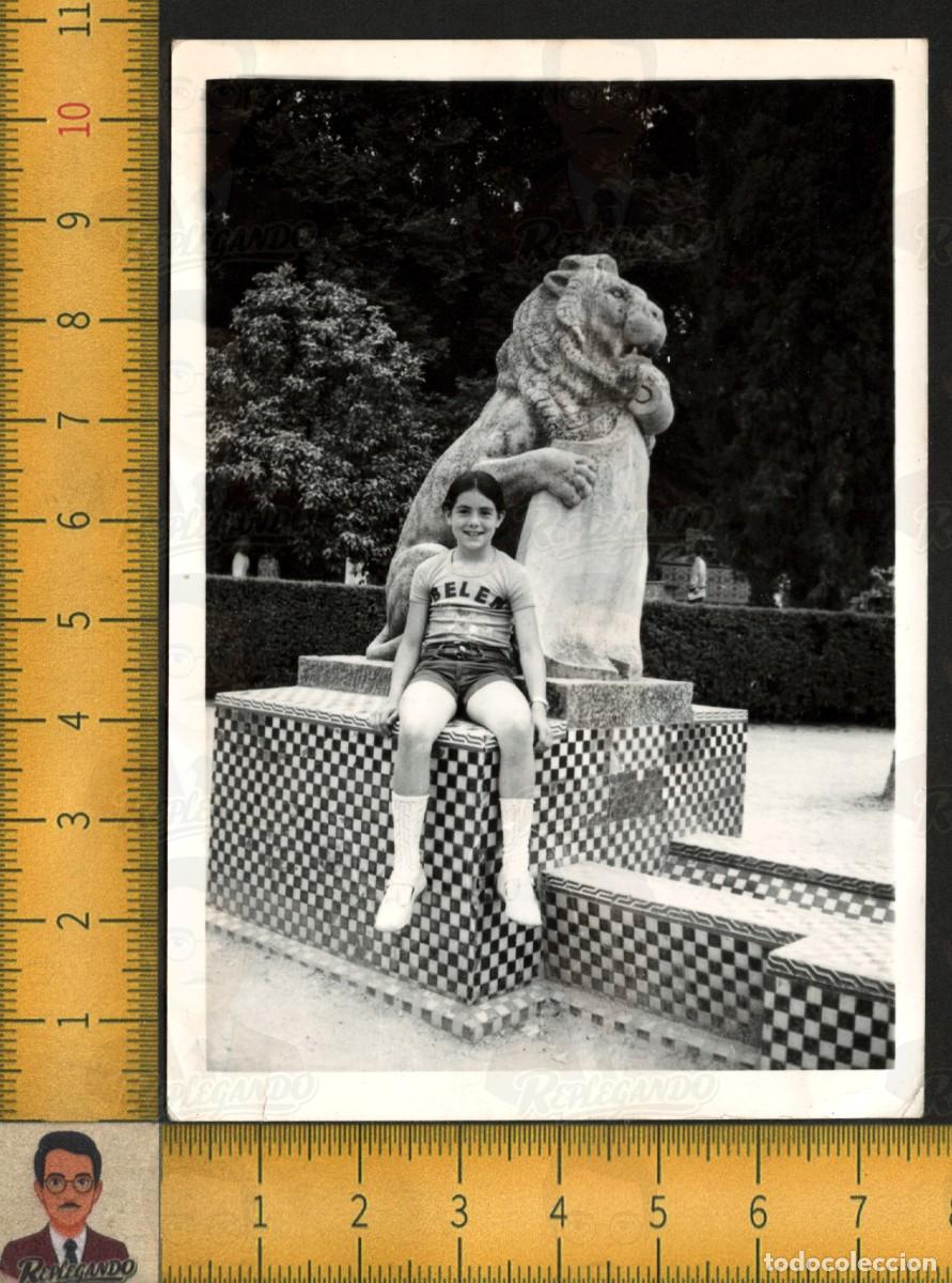 Fotograf&iacute;a antigua: NI&Ntilde;A FUENTE DE LOS LEONES - JARD&Iacute;N DE LOS LEONES PARQUE MAR&Iacute;A LUISA - FOTO ANTIGUA SEVILLA A&Ntilde;O 1976