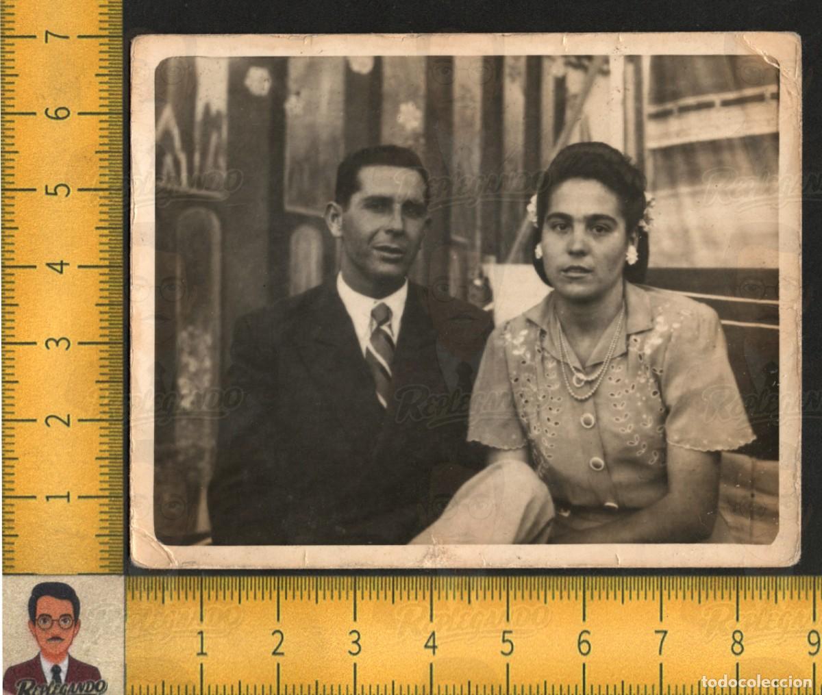 Fotograf&iacute;a antigua: PAREJA SENTADA - MUJER FLORES PELO VESTIDO BORDADO HOMBRE TRAJE - FOTO MINUTERO ANTIGUA A&Ntilde;O 1947