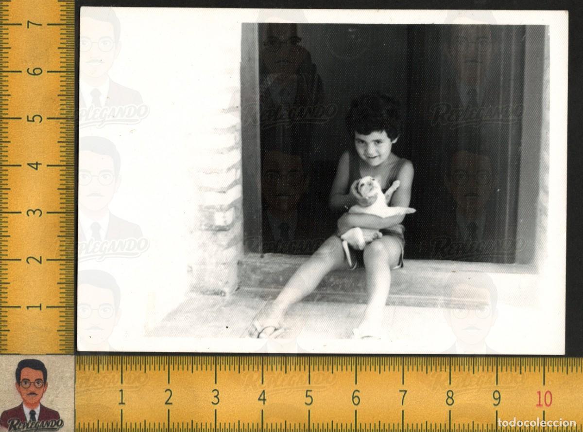 Fotograf&iacute;a antigua: NI&Ntilde;A SENTADA PUERTA CON PERRO CACHORRO MASCOTA - INFANCIA FELIZ - FOTO ANTIGUA MARINALEDA A&Ntilde;O 1971