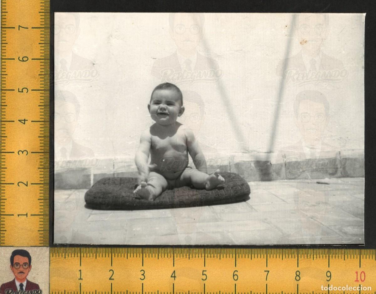 Fotograf&iacute;a antigua: RETRATO BEB&Eacute; SENTADO SOBRE COJ&Iacute;N AL SOL - INFANCIA FELIZ - FOTOGRAF&Iacute;A ANTIGUA ART&Iacute;STICA A&Ntilde;O 1967