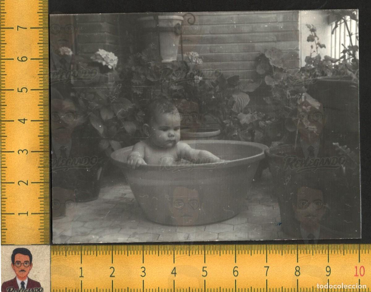 Fotograf&iacute;a antigua: BEB&Eacute; BA&Ntilde;O EN BARRE&Ntilde;O ENTRE MACETAS FLORES - INFANCIA FELIZ - FOTOGRAF&Iacute;A ANTIGUA ART&Iacute;STICA A&Ntilde;O 1967