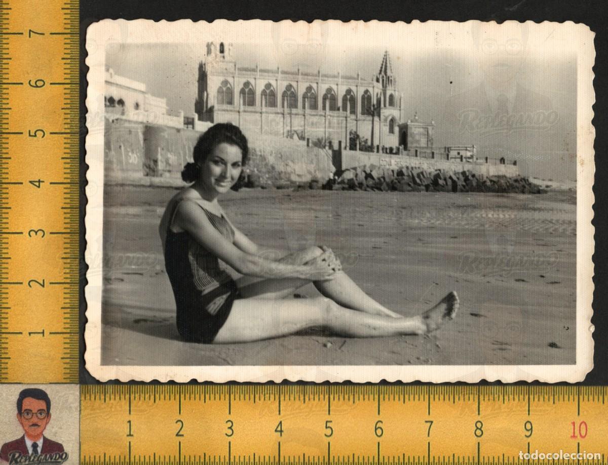 Fotograf&iacute;a antigua: MUJER BA&Ntilde;ISTA EN PLAYA - SANTUARIO NUESTRA SE&Ntilde;ORA DE REGLA - FOTO ANTIGUA ART&Iacute;STICA CHIPIONA C&Aacute;DIZ