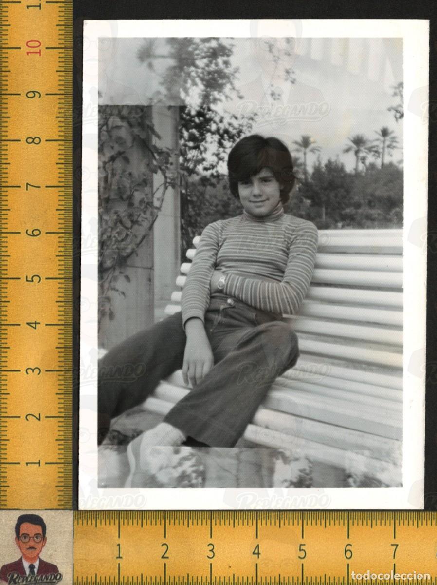 Fotograf&iacute;a antigua: RETRATO NI&Ntilde;A SENTADA EN BANCO PARQUE - JERSEY RAYAS PANTAL&Oacute;N - FOTOGRAF&Iacute;A ANTIGUA ART&Iacute;STICA A&Ntilde;OS 70