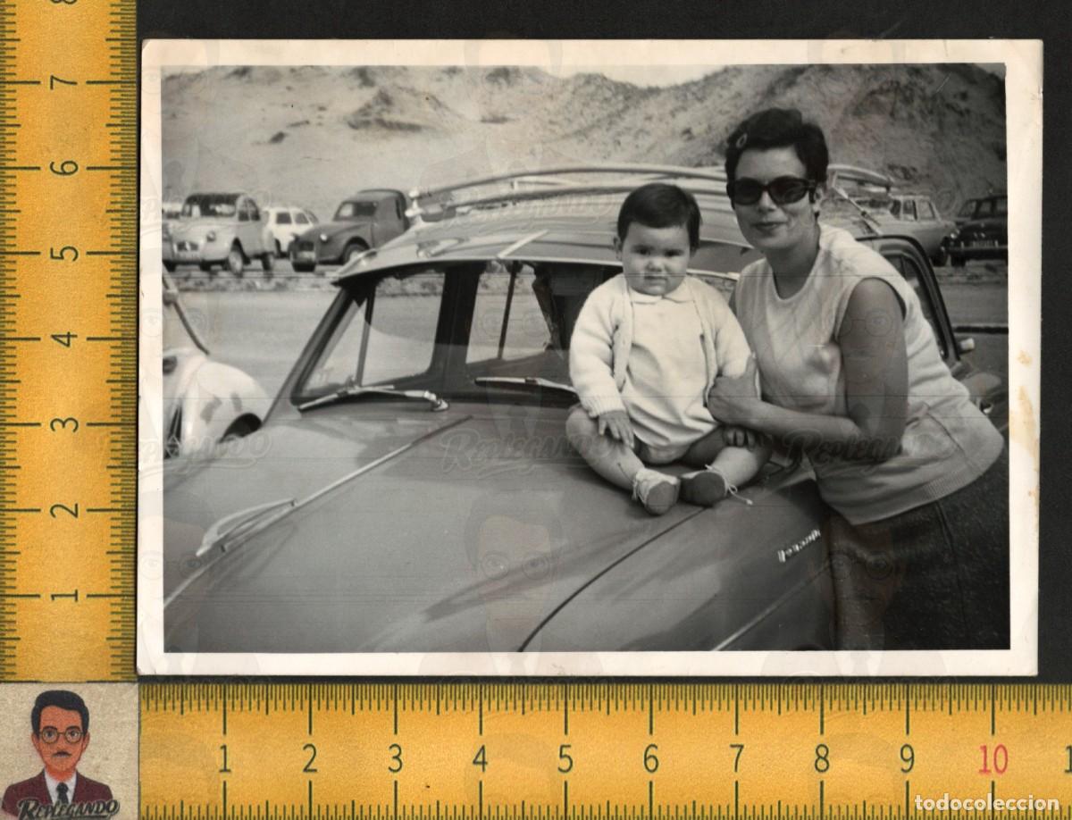 Fotograf&iacute;a antigua: RENAULT DAUPHINE ONDINE - MUJER BEB&Eacute; SOBRE COCHE - CITRO&Euml;N 2CV APARCAMIENTO - FOTO ANTIGUA A&Ntilde;O 1968