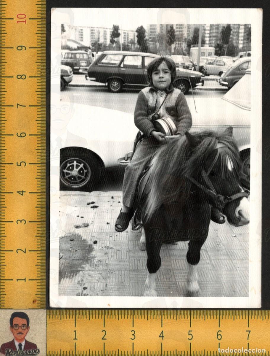 Fotograf&iacute;a antigua: NI&Ntilde;O MONTADO EN CABALLO PONY - RENAULT 12 COCHE FAMILIAR APARCADO - FOTOGRAF&Iacute;A ANTIGUA A&Ntilde;OS 60/70