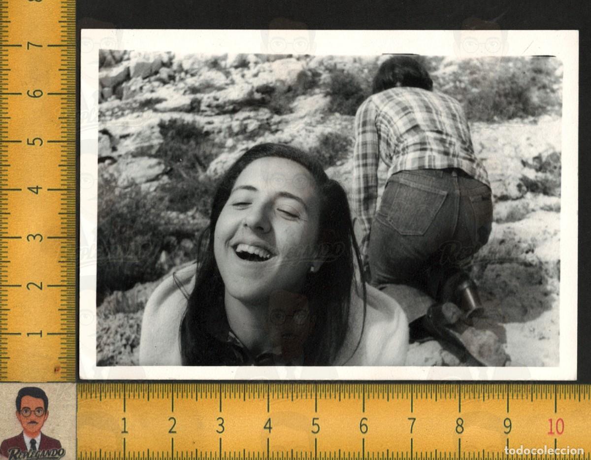 Fotograf&iacute;a antigua: RETRATO MUJER JOVEN RIENDO FELIZ - ESPONT&Aacute;NEA PAISAJE ROCOSO - FOTOGRAF&Iacute;A ANTIGUA ART&Iacute;STICA A&Ntilde;OS 70