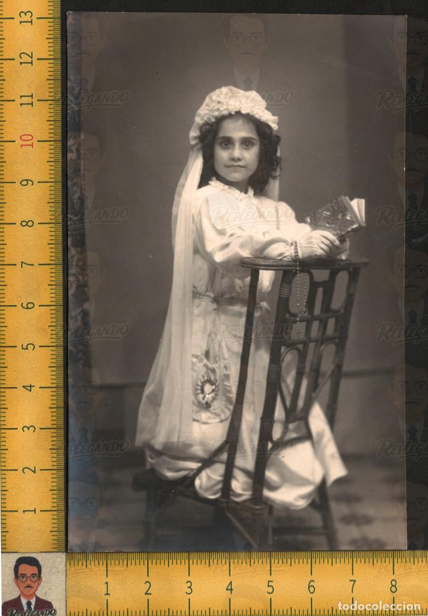 Fotograf&iacute;a antigua: RETRATO NI&Ntilde;A PRIMERA COMUNI&Oacute;N BELLA MIRADA - MISAL VELO RECLINATORIO - FOTO REGINA SEVILLA A&Ntilde;O 1950