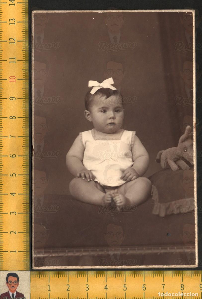 Fotograf&iacute;a antigua: RETRATO BEB&Eacute; NI&Ntilde;A LAZO PELO MU&Ntilde;ECO PERRO PELUCHE JUGUETE - SEVILLA - FOTO ANTIGUA ESTUDIO A&Ntilde;O 1946