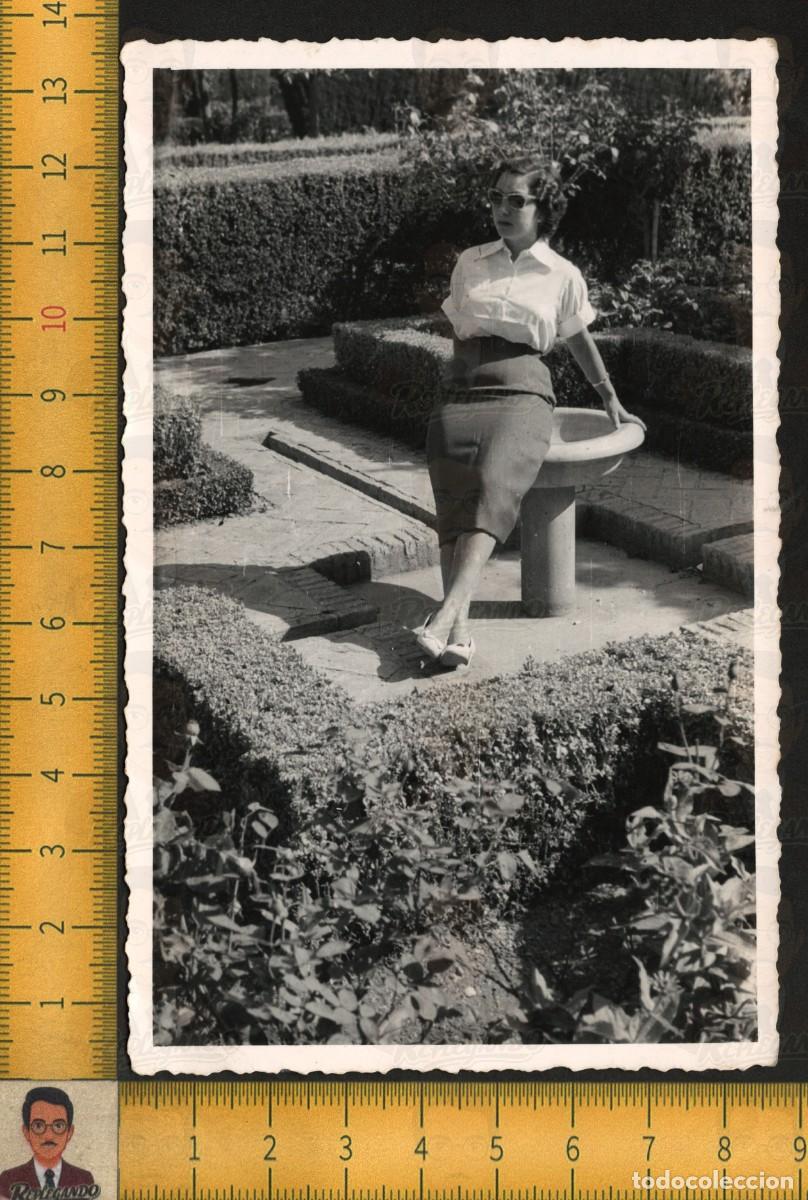 Fotograf&iacute;a antigua: MUJER SEXY GAFAS SOL JUNTO FUENTE - JARD&Iacute;N FALDA AJUSTADA - FOTOGRAF&Iacute;A ANTIGUA ART&Iacute;STICA A&Ntilde;OS 50/60