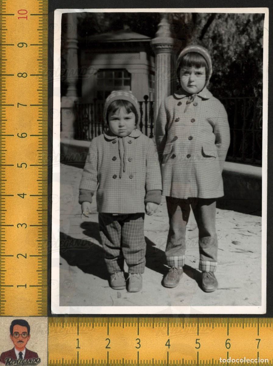 Fotograf&iacute;a antigua: DOS NI&Ntilde;AS HERMANAS ABRIGOS GORROS INVIERNO - POSAN JUNTAS JARD&Iacute;N PARQUE - FOTOGRAF&Iacute;A ANTIGUA A&Ntilde;OS 60