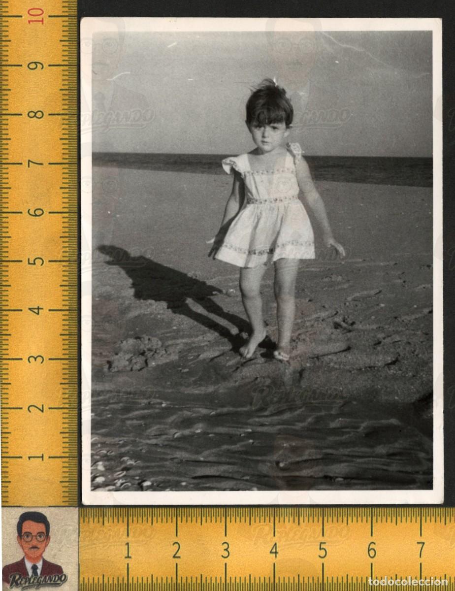 Fotograf&iacute;a antigua: RETRATO NI&Ntilde;A DESCALZA VESTIDO PLAYA MAR ORILLA - INFANCIA - FOTOGRAF&Iacute;A ANTIGUA ART&Iacute;STICA A&Ntilde;OS 60
