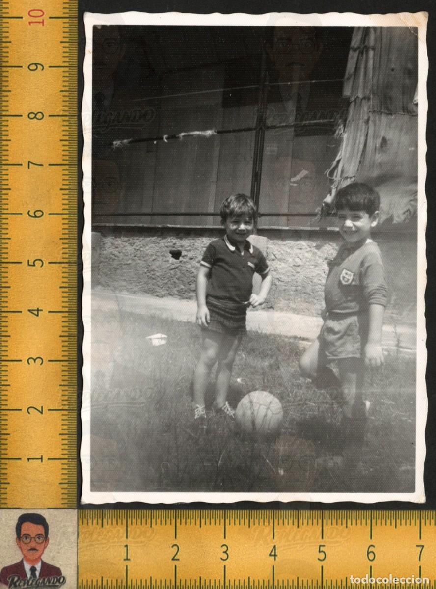 Fotograf&iacute;a antigua: DOS NI&Ntilde;OS POSAN CON BAL&Oacute;N F&Uacute;TBOL - CAMISETA ESCUDO F.C. BARCELONA - INFANCIA - FOTO ANTIGUA A&Ntilde;OS 60