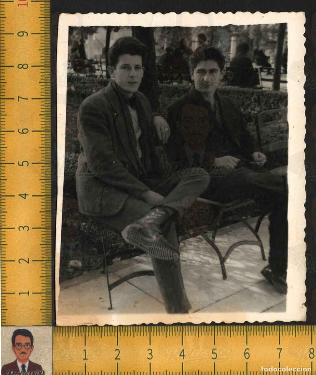 Fotograf&iacute;a antigua: DOS CHICOS J&Oacute;VENES GUAPOS POSAN JUNTOS BANCO PARQUE - PAREJA SEXY - FOTOGRAF&Iacute;A ANTIGUA LGTB A&Ntilde;OS 60