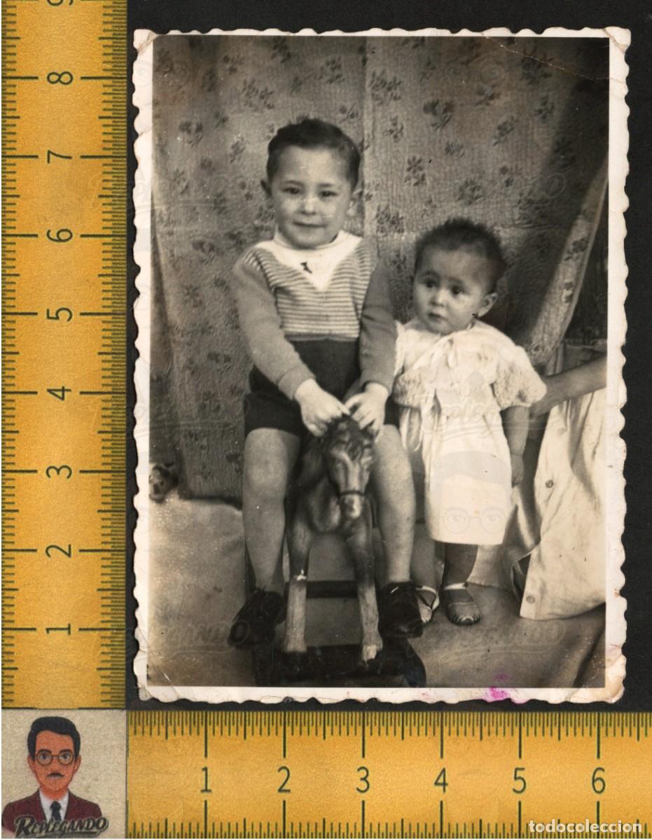Fotograf&iacute;a antigua: DOS NI&Ntilde;OS HERMANOS - NI&Ntilde;O CABALLO CART&Oacute;N JUGUETE - FOTOGRAF&Iacute;A MINUTERO ANTIGUA INFANCIA A&Ntilde;OS 40/50