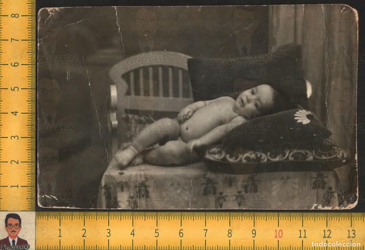 Fotograf&iacute;a antigua: BEB&Eacute; TRES MESES DESNUDO RECOSTADO COJ&Iacute;N - RETRATO INFANTIL - FOTOGRAF&Iacute;A ANTIGUA ART&Iacute;STICA A&Ntilde;OS 40