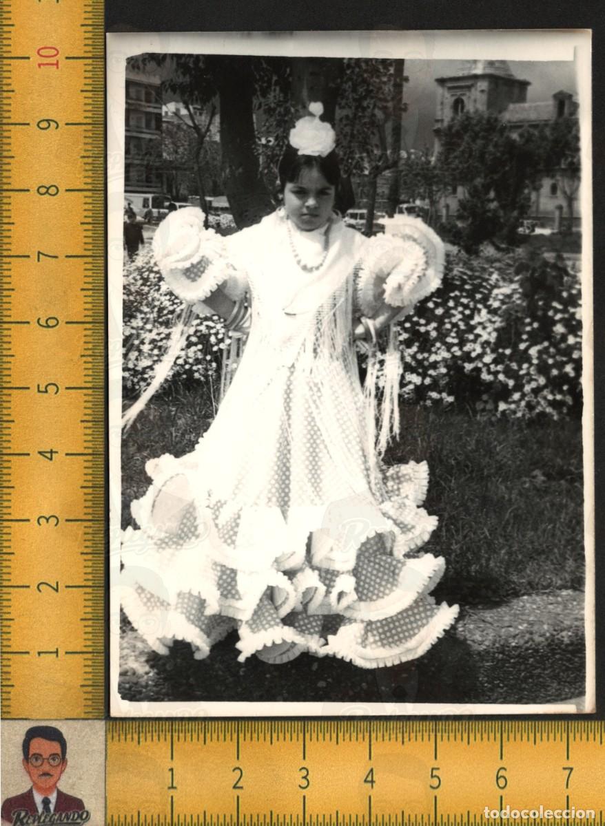 Fotograf&iacute;a antigua: NI&Ntilde;A TRAJE FLAMENCA SEVILLANA VOLANTES LUNARES - PARQUE JARD&Iacute;N - FOTOGRAF&Iacute;A ANTIGUA SEVILLA A&Ntilde;OS 60