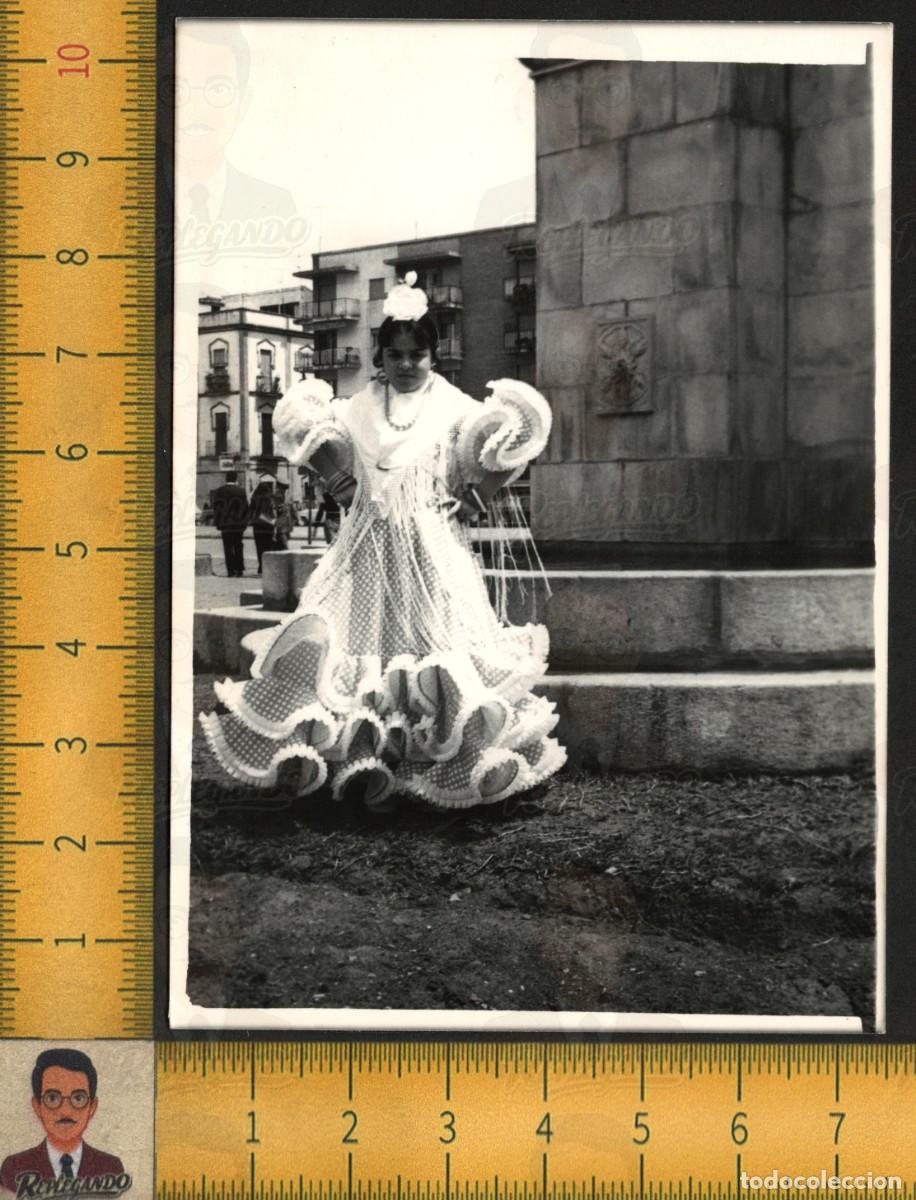 Fotograf&iacute;a antigua: NI&Ntilde;A TRAJE FLAMENCA SEVILLANA VOLANTES LUNARES - FUENTE PLAZA &iquest;SEVILLA? - FOTOGRAF&Iacute;A ANTIGUA A&Ntilde;OS 60