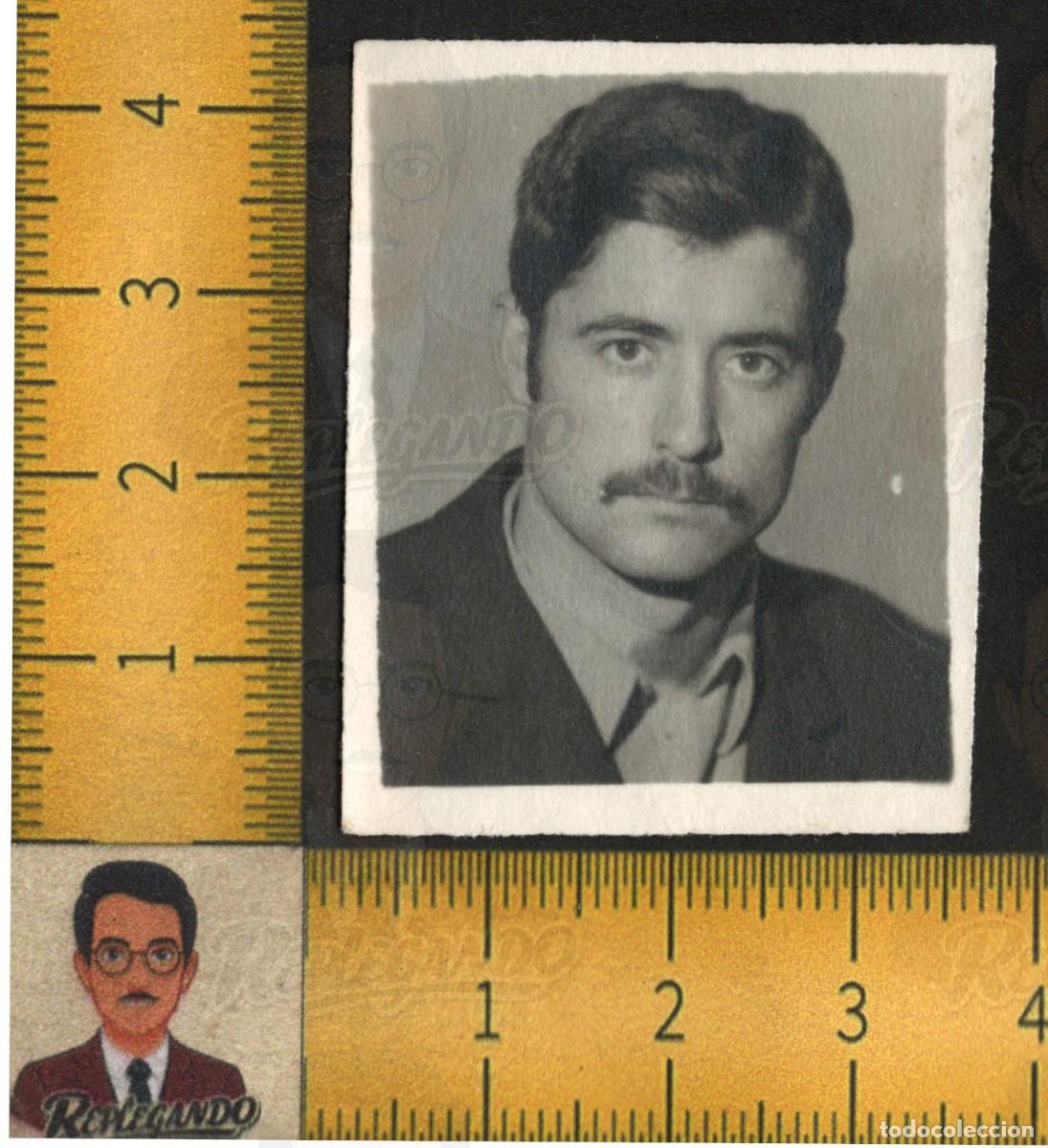 Fotograf&iacute;a antigua: RETRATO HOMBRE JOVEN GUAPO BIGOTE MIRADA SERIA - CHAQUETA CAMISA - FOTO ANTIGUA CARN&Eacute; LGTB A&Ntilde;OS 70