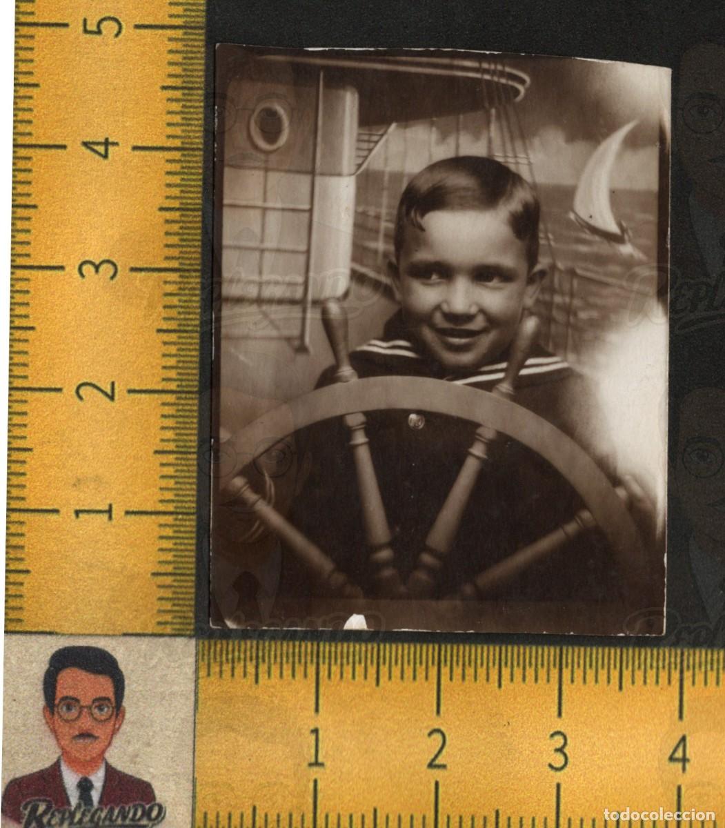 Fotograf&iacute;a antigua: FOTOMAT&Oacute;N : NI&Ntilde;O MARINERO SONRIENTE TIM&Oacute;N BARCO VELERO MAR - RETRATO - FOTO ANTIGUA A&Ntilde;OS 30