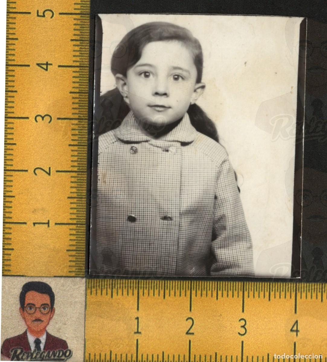 Fotograf&iacute;a antigua: FOTOMAT&Oacute;N : NI&Ntilde;A TRAVIESA COLETAS ABRIGO CUADROS MIRADA - RETRATO INFANTIL - FOTO ANTIGUA A&Ntilde;OS 60