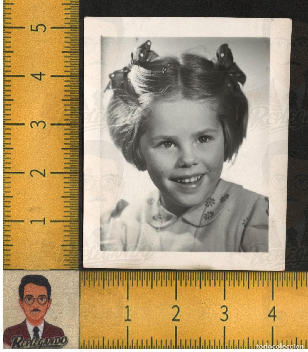 Fotograf&iacute;a antigua: RETRATO NI&Ntilde;A SONRIENTE LAZOS PELO MIRADA ALEGRE - VESTIDO BORDADO - FOTOGRAF&Iacute;A ANTIGUA A&Ntilde;OS 50/60