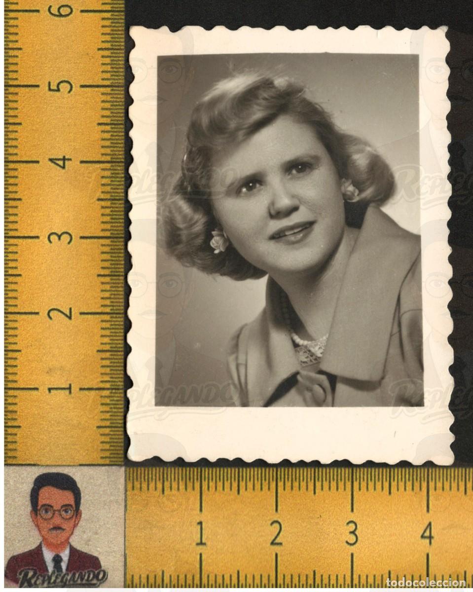 Fotograf&iacute;a antigua: RETRATO MUJER ELEGANTE SONRIENTE - PEINADO PENDIENTES FLORES ABRIGO - FOTOGRAF&Iacute;A ANTIGUA A&Ntilde;OS 50/60