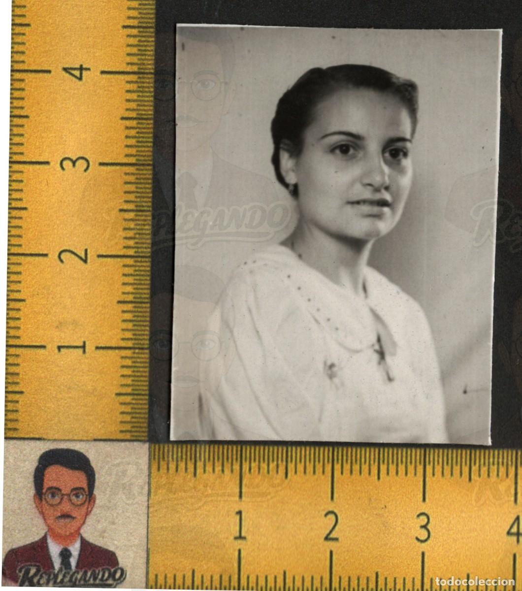 Fotograf&iacute;a antigua: RETRATO MUJER JOVEN MIRADA SERENA PELO RECOGIDO - BLUSA CUELLO BORDADO - FOTO ANTIGUA A&Ntilde;OS 50/60
