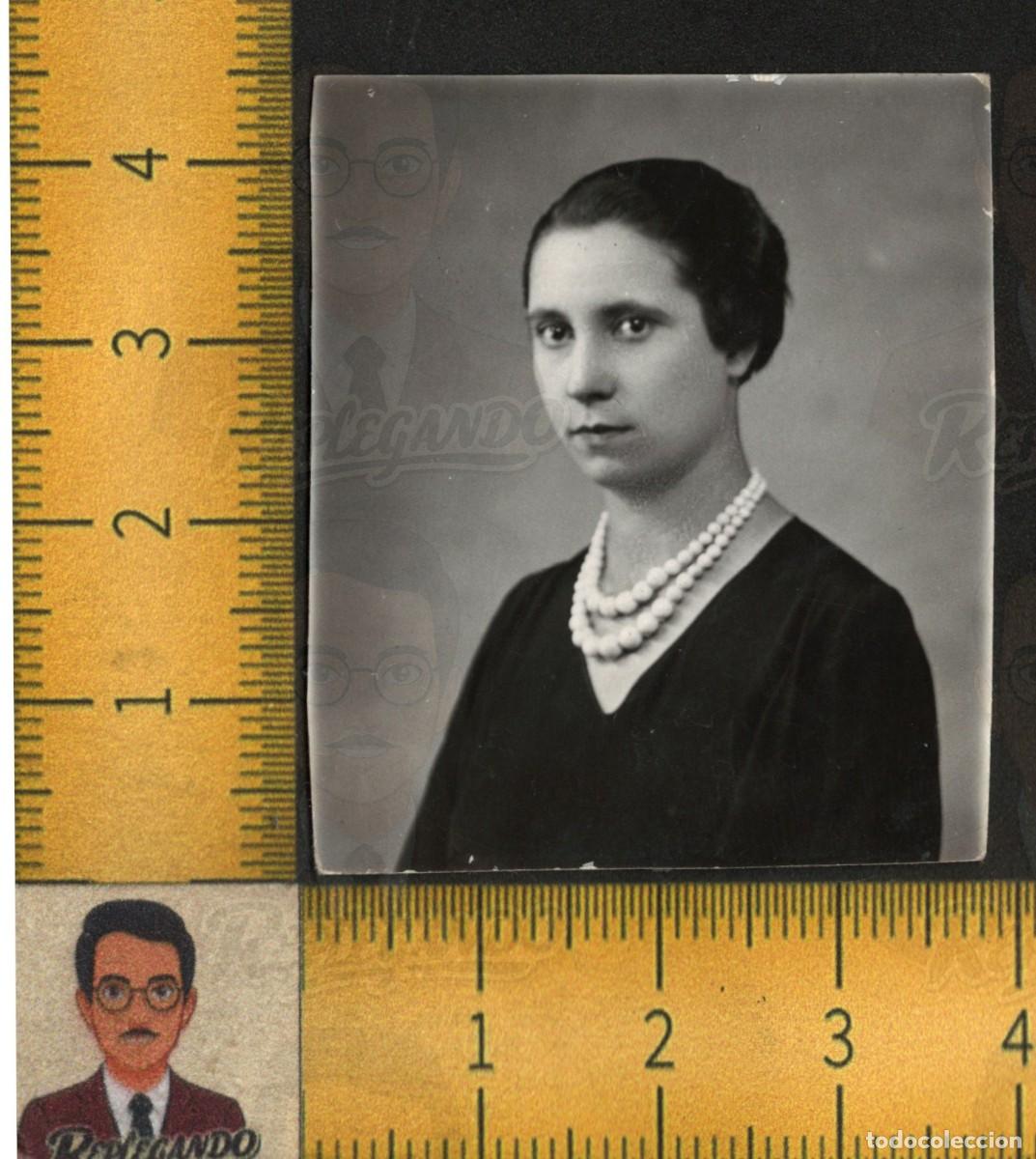 Fotograf&iacute;a antigua: RETRATO MUJER ELEGANTE MIRADA SERIA - COLLAR PERLAS VESTIDO NEGRO - FOTOGRAF&Iacute;A ANTIGUA A&Ntilde;OS 40/50
