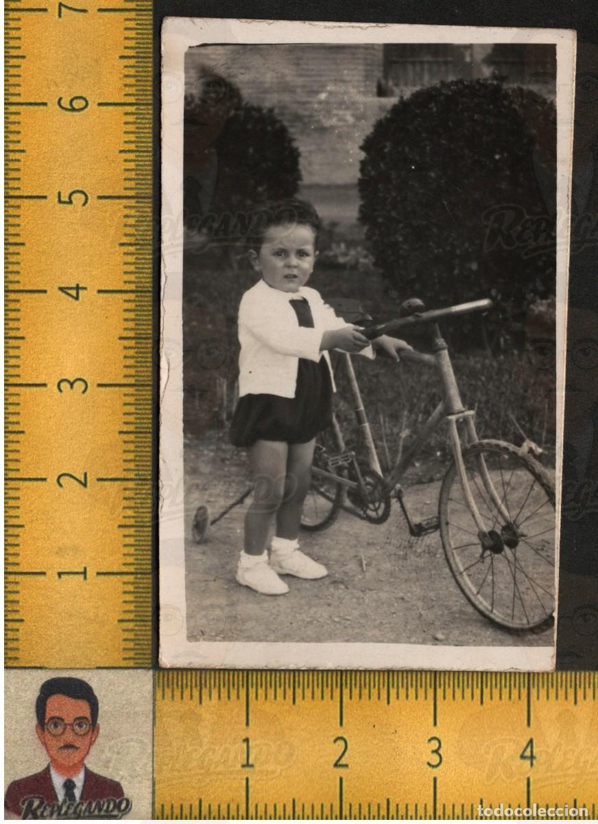 Fotograf&iacute;a antigua: NI&Ntilde;O POSA BICICLETA RUEDINES - INFANCIA FELIZ JUGUETE BICI - FOTOGRAF&Iacute;A ANTIGUA A&Ntilde;O 1944 - ESPA&Ntilde;A