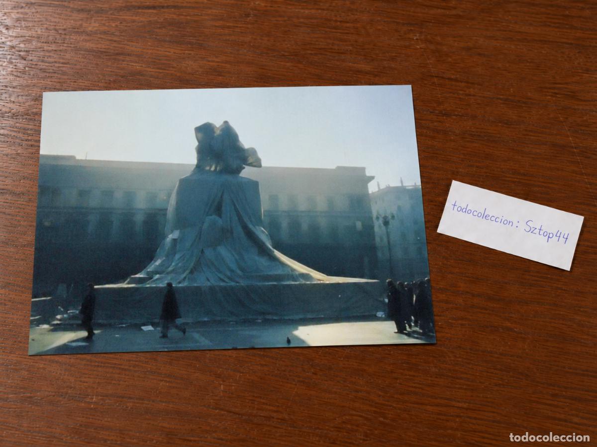 Fotograf&iacute;a antigua: Christo y Jeanne-Claude - Fotolitograf&iacute;a Antigua / Wrapped Monument to Vittorio Emanuele, Mil&aacute;n 1970