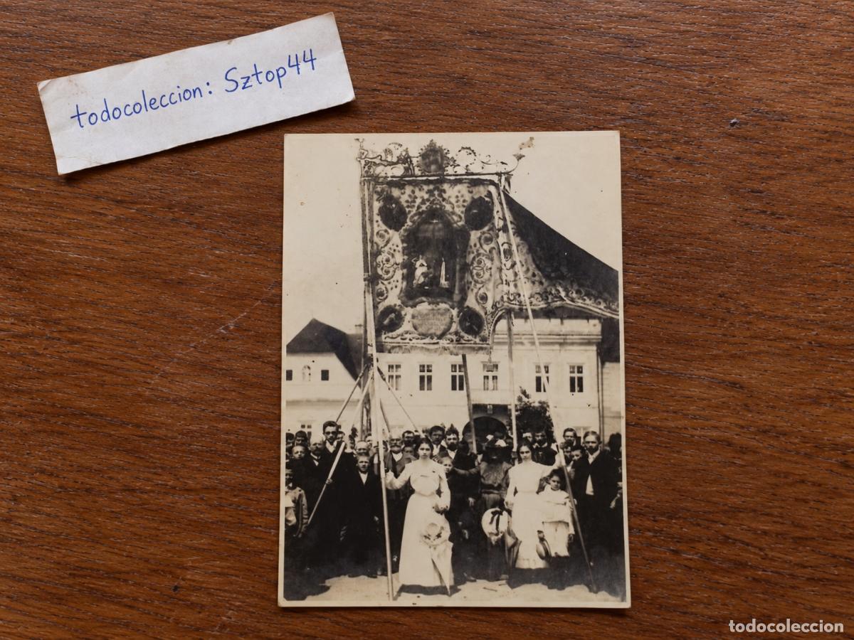 Fotograf&iacute;a antigua: Antigua Fotograf&iacute;a de Procesi&oacute;n Religiosa - Gran Estandarte Iglesia y Fieles