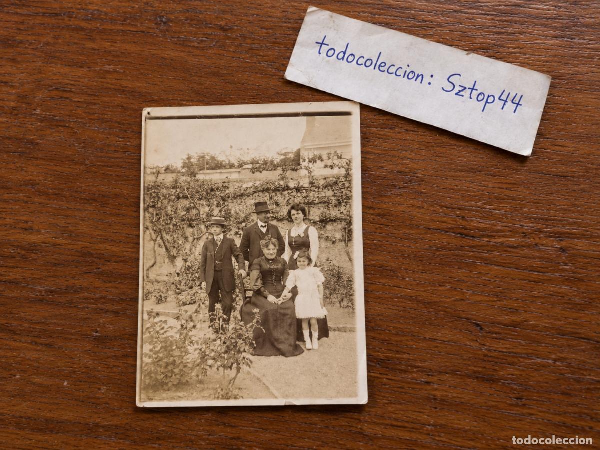 Fotograf&iacute;a antigua: Antigua Fotograf&iacute;a Retrato de Familia en el Jard&iacute;n - Escena Familiar de &Eacute;poca