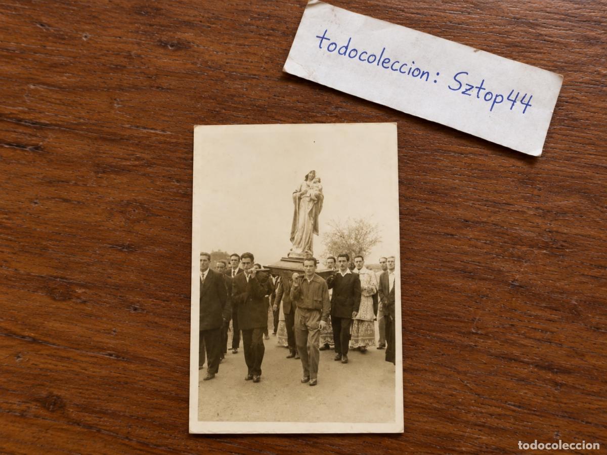 Fotograf&iacute;a antigua: Antigua Fotograf&iacute;a de Procesi&oacute;n - Hombres llevando Talla de Virgen con el Ni&ntilde;o