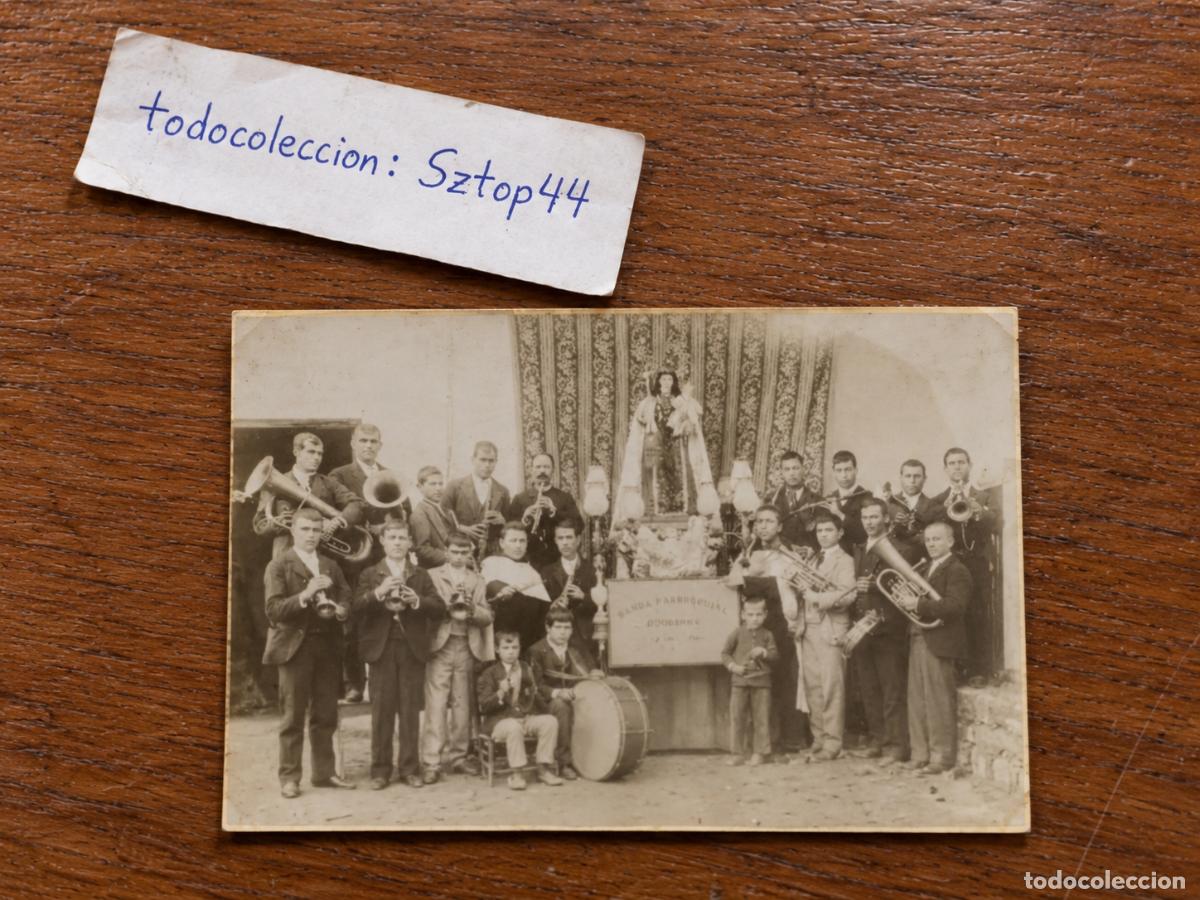 Fotograf&iacute;a antigua: Antigua Fotograf&iacute;a Banda Parroquial de Odouar - M&uacute;sicos con Instrumentos y Santo