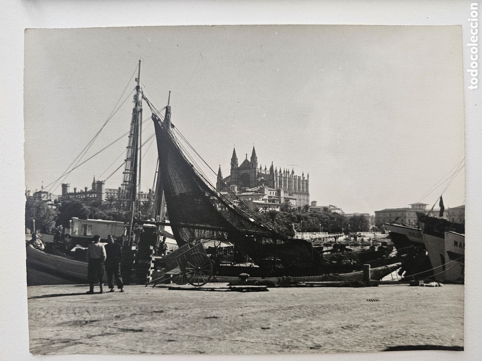Fotograf&iacute;a antigua: ​Fotograf&iacute;a grande de Palma de Mallorca &ndash; Muelle con Barco de Vela y Catedral al Fondo (c. 1940s-19