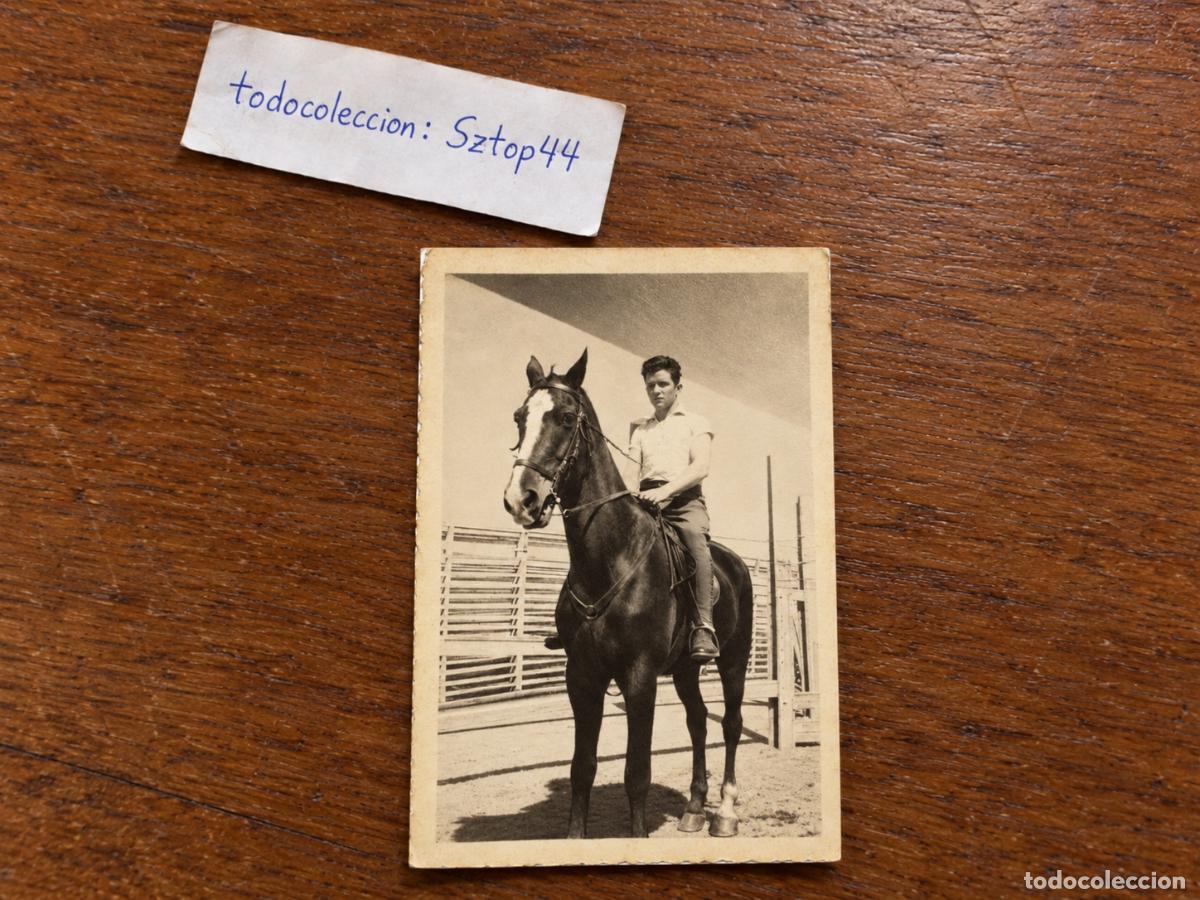 Fotograf&iacute;a antigua: Antigua Fotograf&iacute;a de Jinete - Joven Montando a Caballo en el Corral - &Eacute;poca
