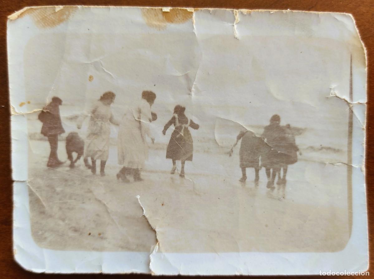 Fotograf&iacute;a antigua: FOTOGRAF&Iacute;A MUY ANTIGUA GRUPO NI&Ntilde;OS Y MAYORES EN UNA PLAYA SIN IDENTIFICAR