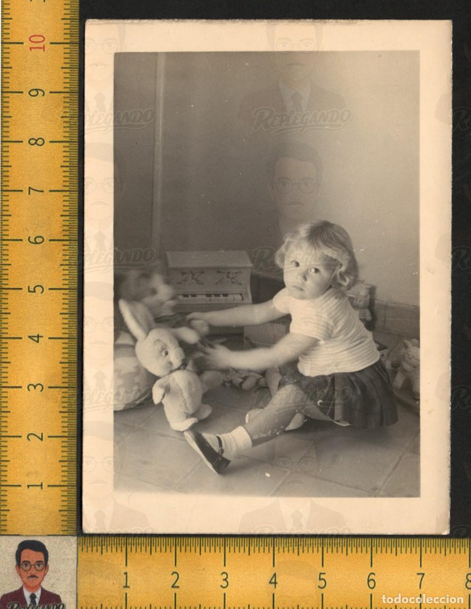 Fotograf&iacute;a antigua: NI&Ntilde;A JUEGA CON JUGUETES - PIANO CONEJO PELUCHE MU&Ntilde;ECAS - INFANCIA FELIZ - FOTO ANTIGUA A&Ntilde;OS 50/60