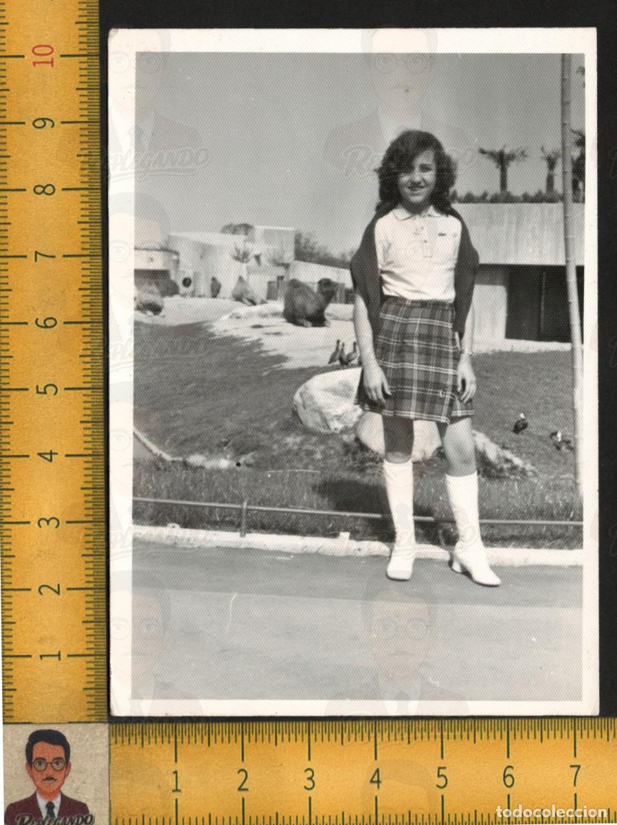 Fotograf&iacute;a antigua: NI&Ntilde;A SONRIENTE POSA JARD&Iacute;N - FALDA CUADROS BOTAS BLANCAS - INFANCIA - FOTOGRAF&Iacute;A ANTIGUA A&Ntilde;OS 60/70