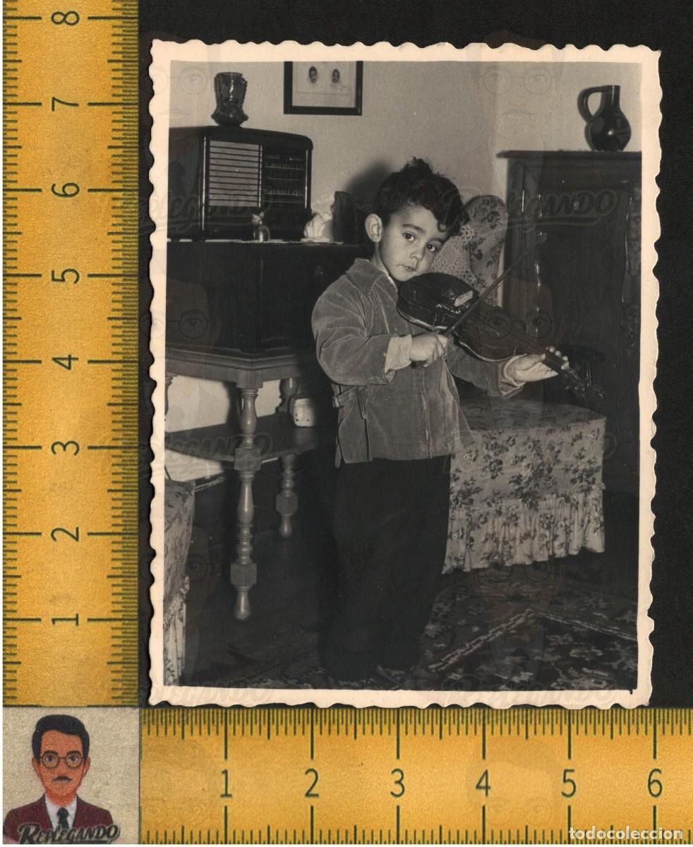 Fotograf&iacute;a antigua: NI&Ntilde;O M&Uacute;SICO TOCA VIOL&Iacute;N - RADIO ANTIGUA V&Aacute;LVULAS MUEBLE - INFANCIA - FOTO FERN&Aacute;NDEZ VIGO A&Ntilde;OS 50/60
