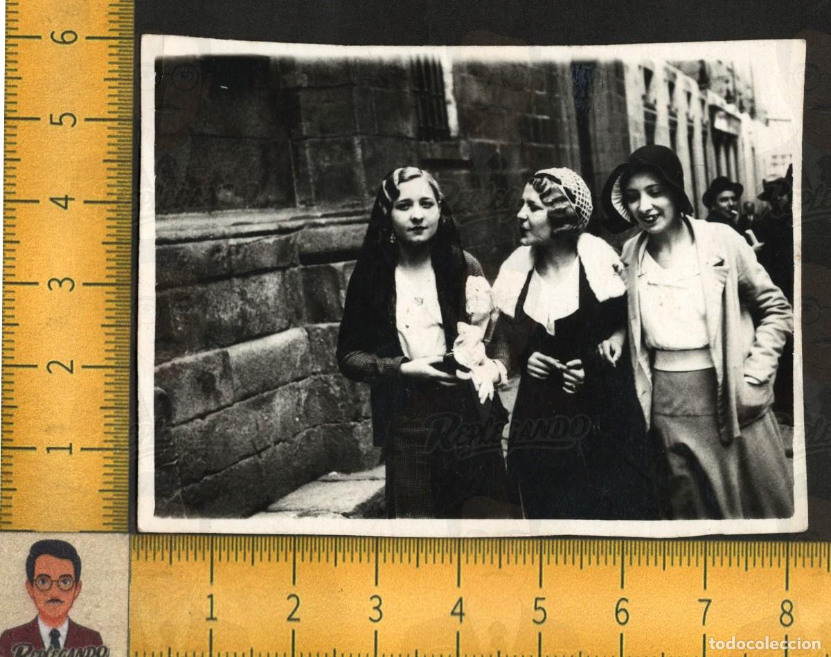 Fotograf&iacute;a antigua: TRES MUJERES ELEGANTES PASEAN CALLE - MODA SOMBREROS VELOS - FOTOGRAF&Iacute;A ANTIGUA ART&Iacute;STICA A&Ntilde;OS 20/30
