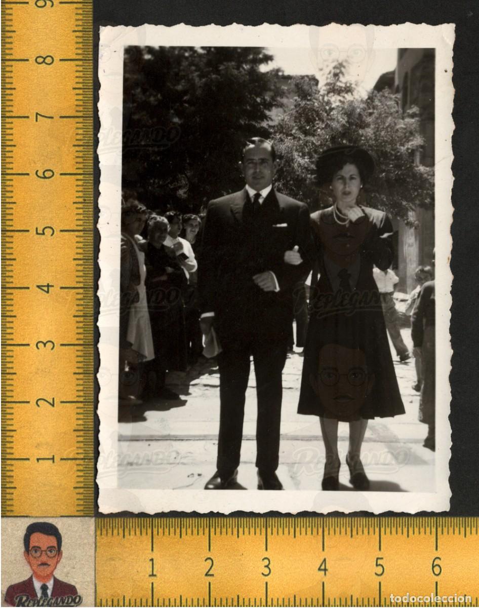 Fotograf&iacute;a antigua: PAREJA ELEGANTE POSA CALLE - HOMBRE TRAJE MUJER SOMBRERO VESTIDO - FOTO ANTIGUA ZARAGOZA A&Ntilde;OS 40/50