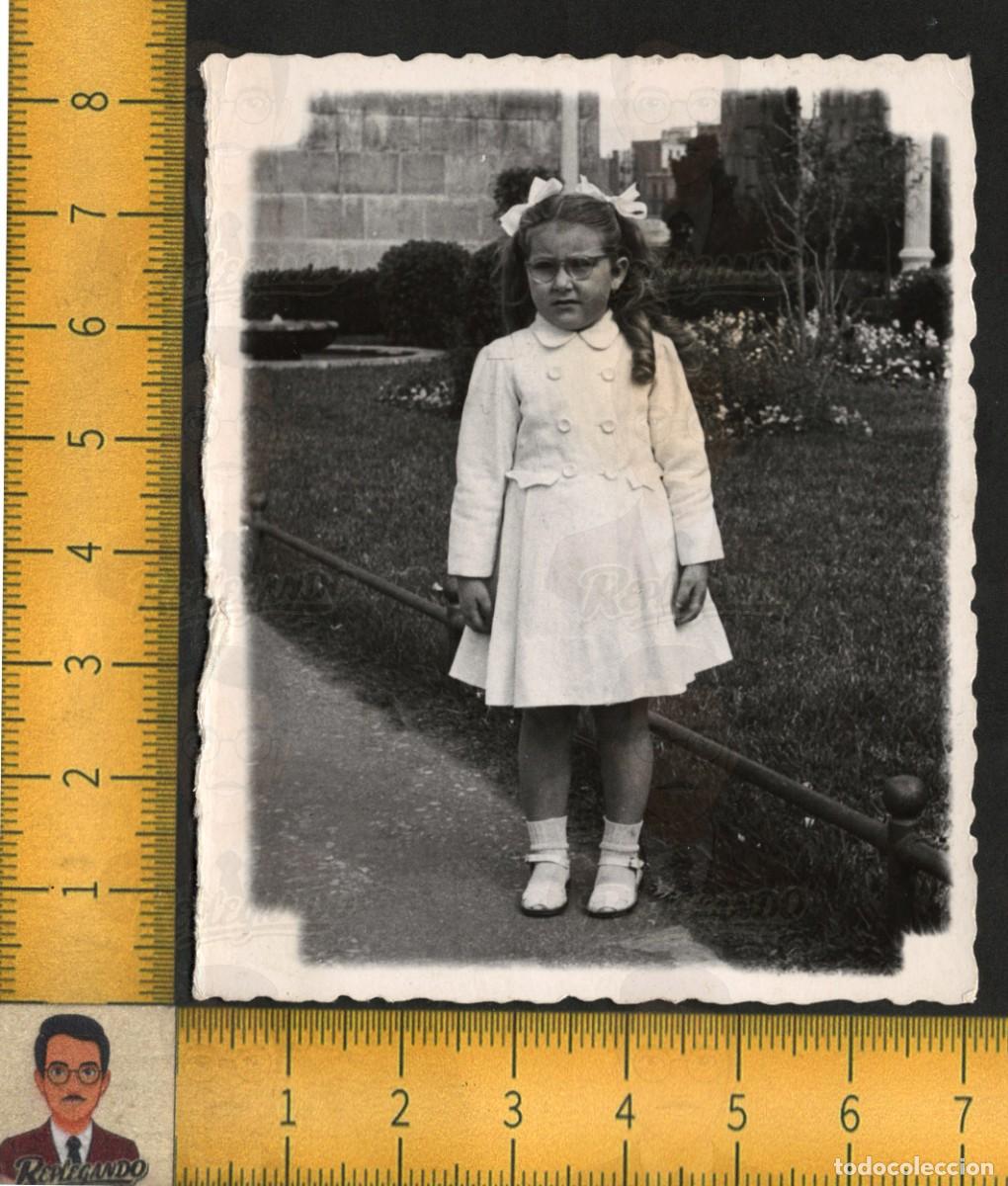 Fotograf&iacute;a antigua: NI&Ntilde;A GAFAS LAZOS VESTIDO POSA JARD&Iacute;N - RETRATO INFANTIL - FOTOGRAF&Iacute;A ANTIGUA BARCELONA A&Ntilde;O 1952