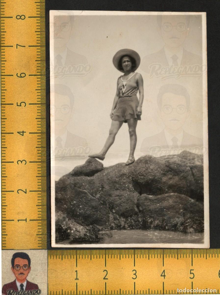 Fotograf&iacute;a antigua: MUJER BA&Ntilde;ISTA POSA ROCAS - GRAN SOMBRERO PAJA PLAYA MAR - FOTOGRAF&Iacute;A ANTIGUA ART&Iacute;STICA A&Ntilde;OS 40/50