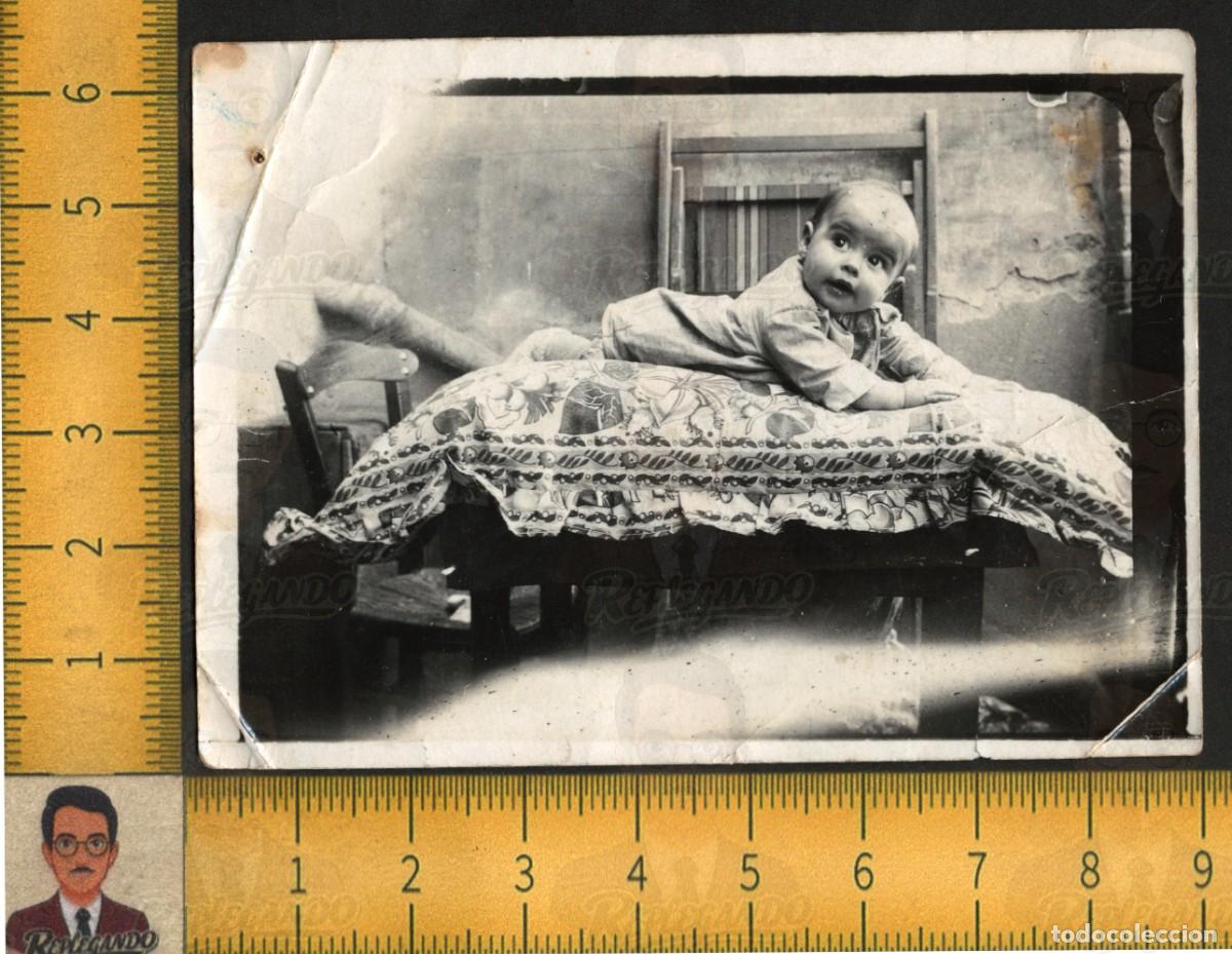 Fotograf&iacute;a antigua: NI&Ntilde;O BEB&Eacute; RECOSTADO SOBRE GRAN COJ&Iacute;N MESA - RETRATO INFANTIL - FOTO ANTIGUA ART&Iacute;STICA A&Ntilde;OS 30/40