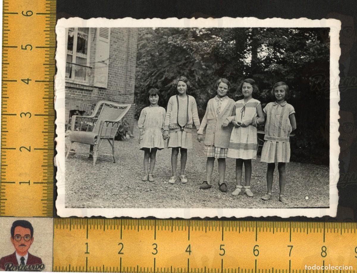 Fotograf&iacute;a antigua: CINCO NI&Ntilde;AS POSAN JARD&Iacute;N - VESTIDOS MODA INFANTIL MIMBRE - FOTOGRAF&Iacute;A ANTIGUA ART&Iacute;STICA A&Ntilde;O 1932