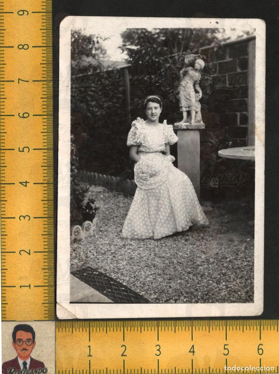 Fotograf&iacute;a antigua: MUJER JOVEN ELEGANTE VESTIDO LUNARES SOMBRERO - ESTATUA JARD&Iacute;N - FOTO ANTIGUA ART&Iacute;STICA A&Ntilde;OS 30/40