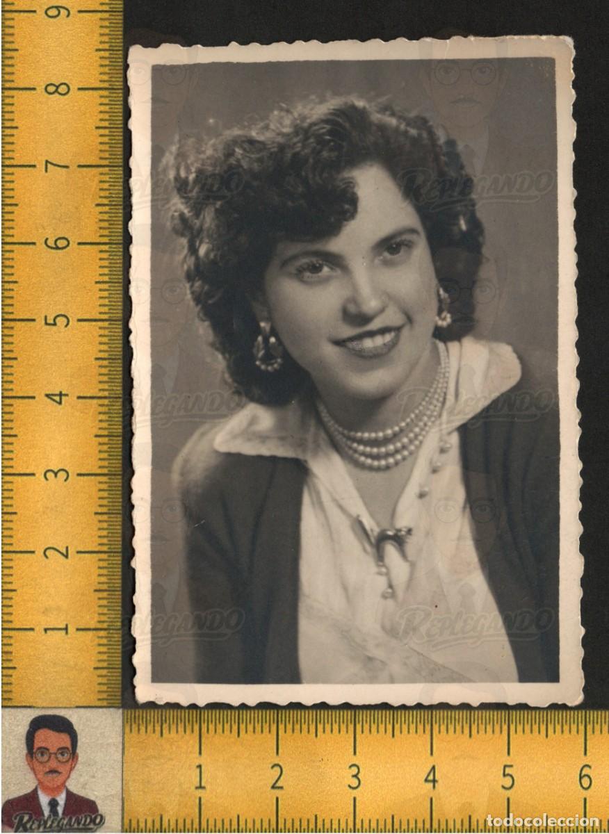 Fotograf&iacute;a antigua: RETRATO MUJER JOVEN GUAPA SONRIENTE PELO RIZADO - COLLAR PERLAS PENDIENTES - FOTO ANTIGUA A&Ntilde;OS 50